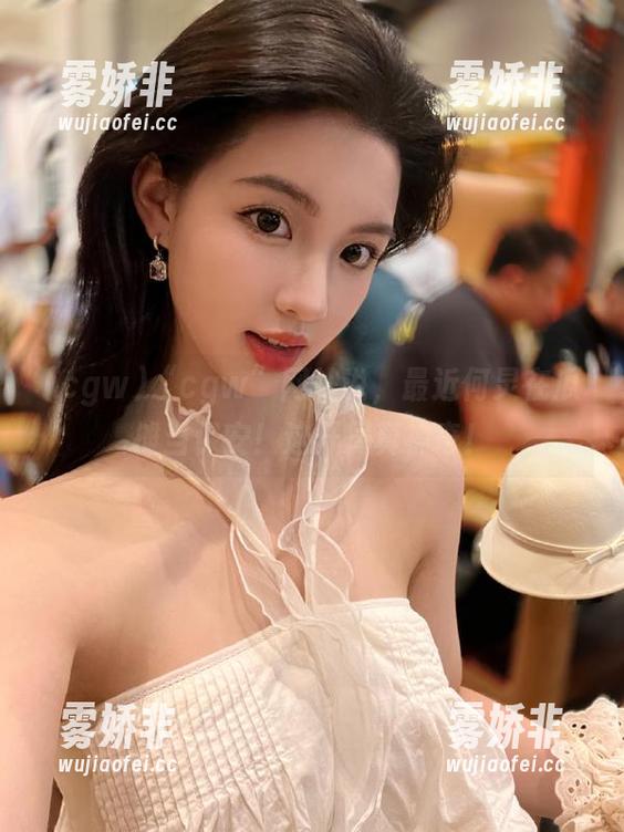 “cgw”网站说，最近何炅在瓜摊当保安！这开局真神奇！