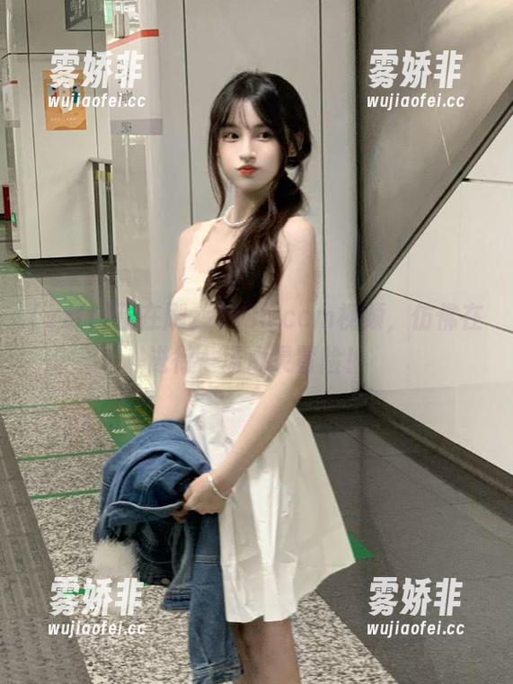 zztt 正在刷zztt35.ccm视频,仿佛在进行一场心灵冒险!